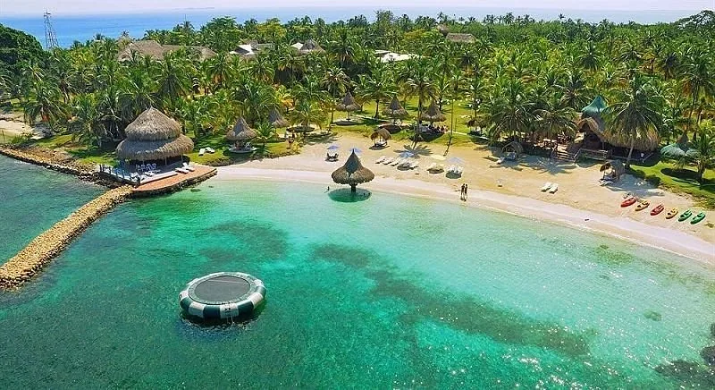 Aguas transparentes de Isla Múcura en el archipiélago de San Bernardo, Caribe colombiano